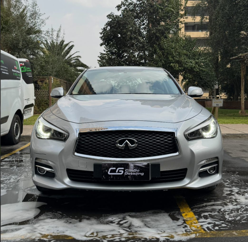 Infiniti plateado con lavado profesional terminado