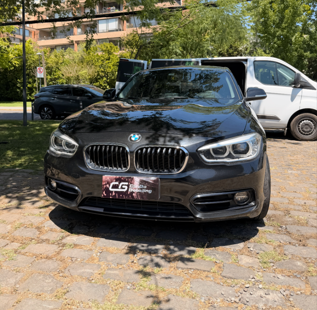 BMW negro con brillo espejo tras el detailing