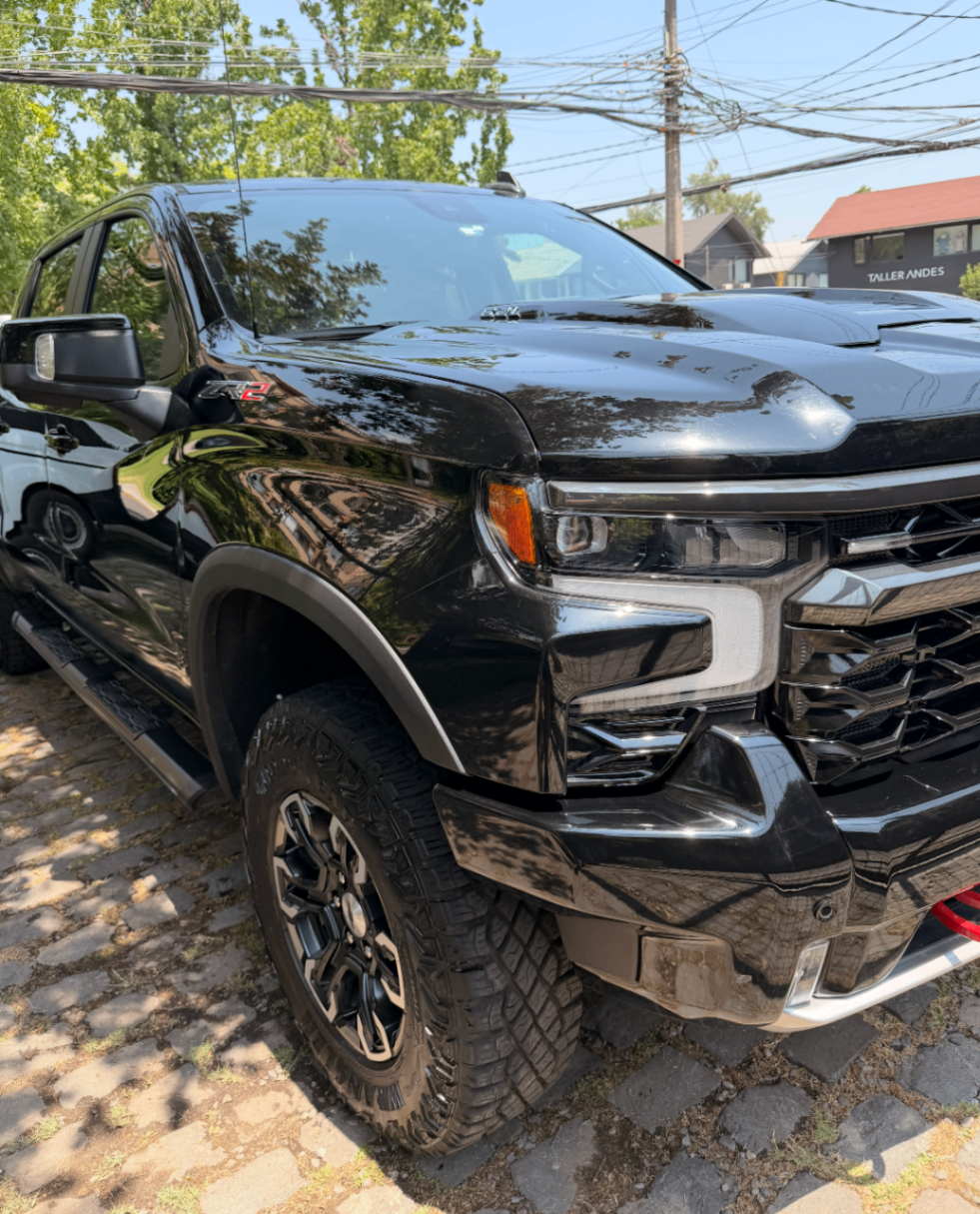 Chevrolet pickup negra con acabado premium