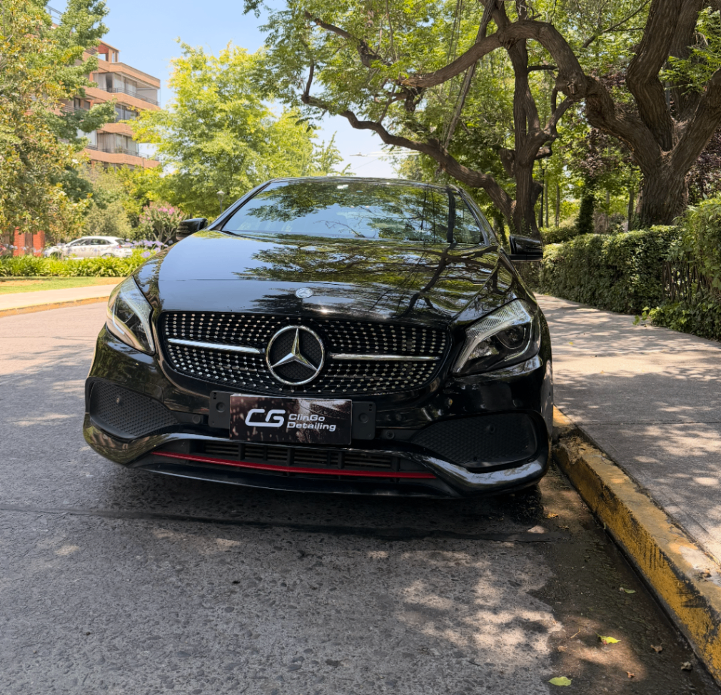 Mercedes negro con resultado final de detailing