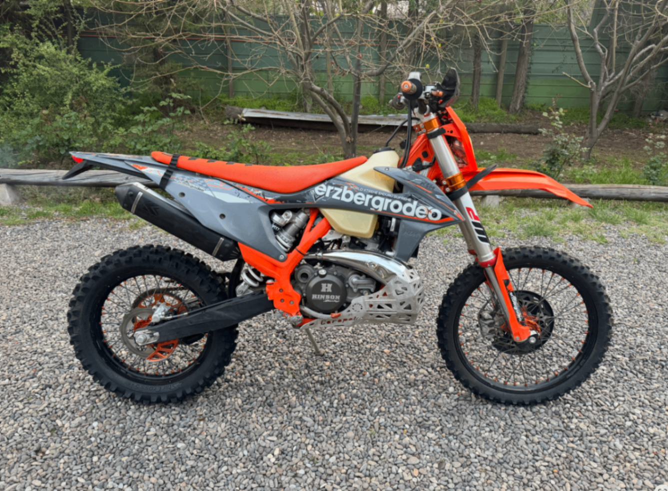 Moto KTM naranja detallada por ClinGo