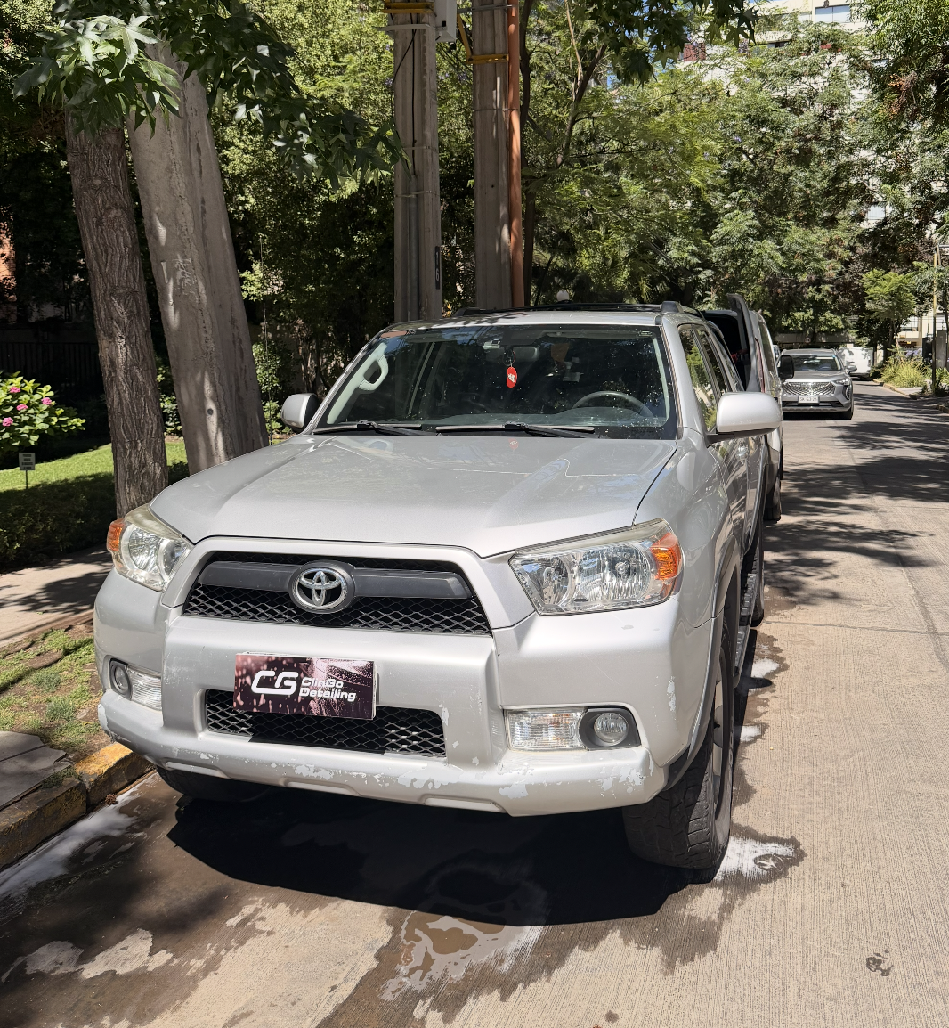 Toyota 4Runner plateada lavada a domicilio por ClinGo