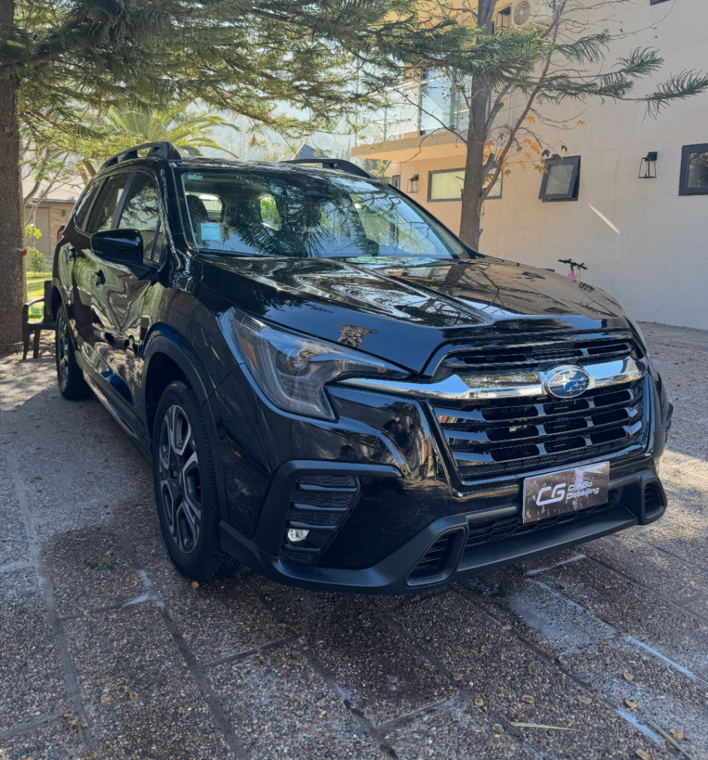 Subaru SUV negro con acabado limpio y brillante