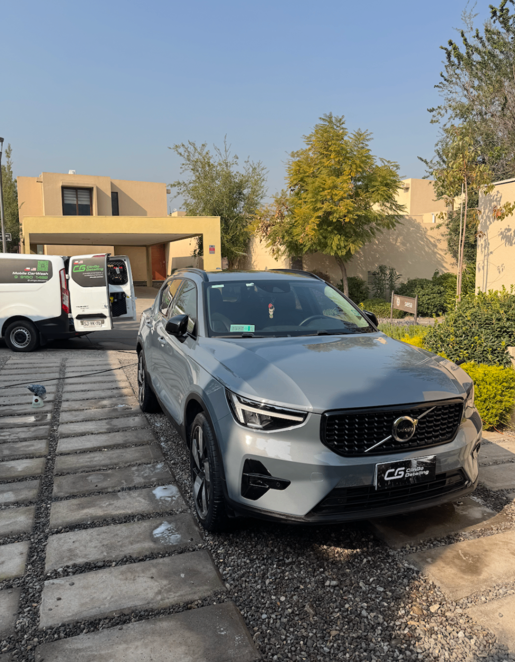 Volvo SUV plateado atendido a domicilio por ClinGo